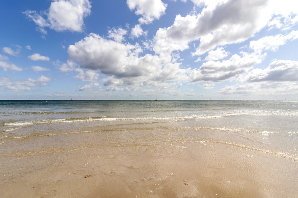 Sanfte Wellen am Ostseestrand