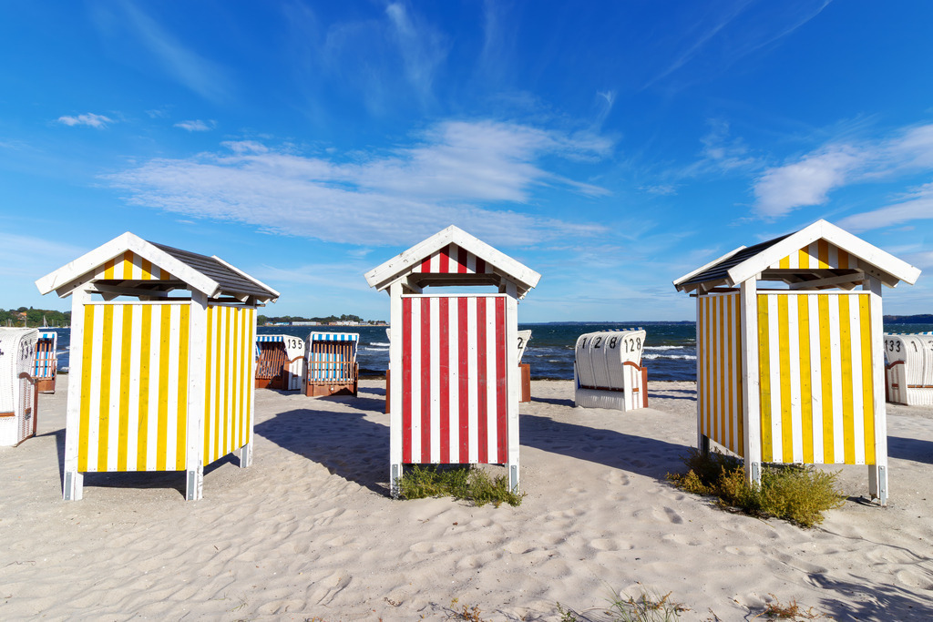 Bunte Kabinen am Ostseestrand