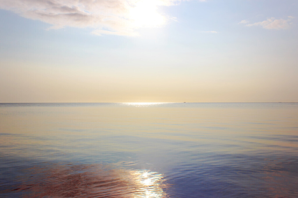 Goldenes Licht über der See