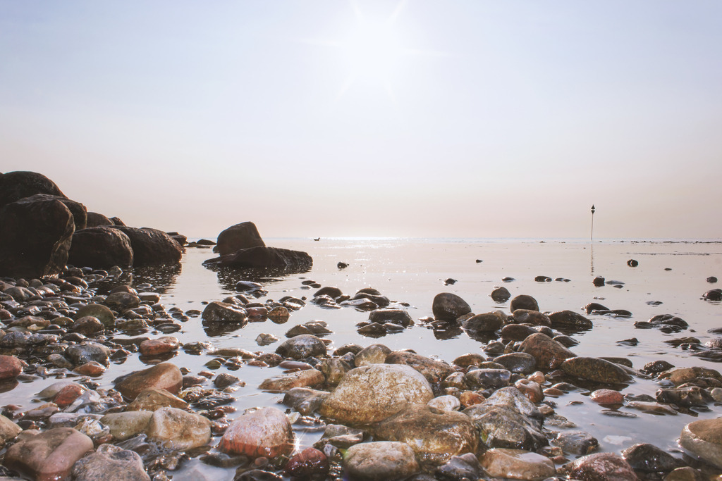 Sanftes Erwachen am Naturstrand