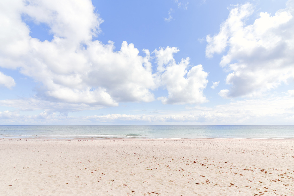 Sanfter Strandhorizont – Minimalistisches Meeresbild