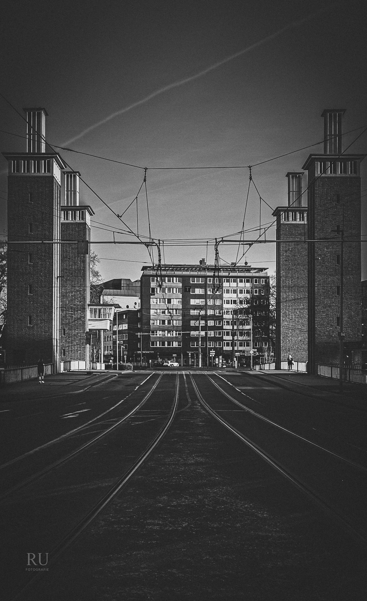 Geradlinige Straßenansicht an der Schwanentorbrücke in Duisburg