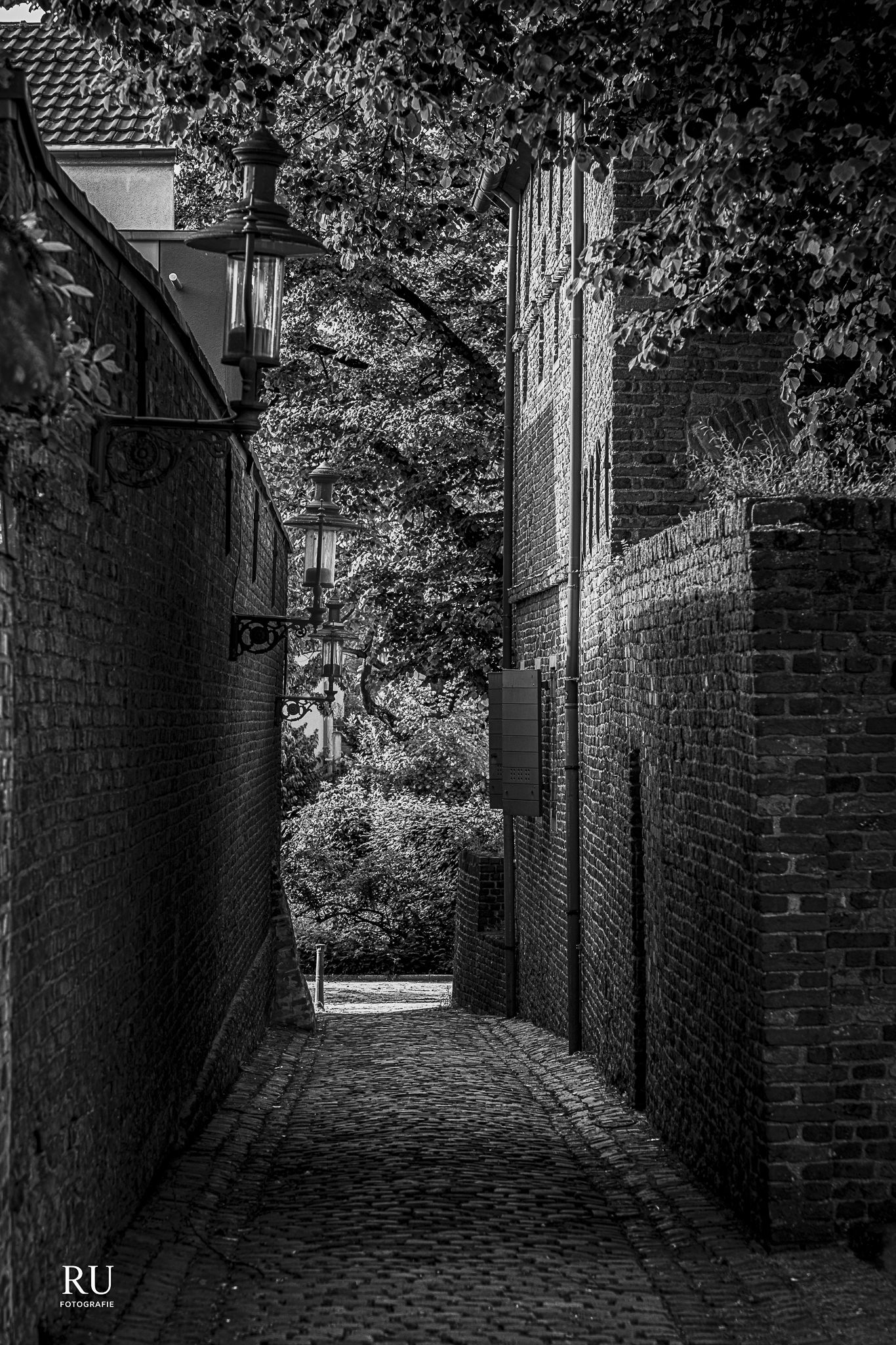 Schmale historische Gasse nahe dem Duisburger Innenhafen